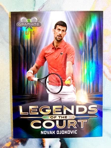 Novak Djokovic Leggende della Corte Blu /50 2024 Topps Grafite Tennis - Foto 1 di 2