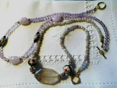  Juego de dos collares de piedras mixtas. Foto 1 de 3