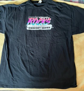 CAMISETA CAMDEN COUNTY NJ ROCKS 2023 2XL Serie de Conciertos de Verano MÚSICA ROCK JAZZ - Imagen 1 de 5