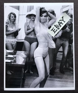 LORI SAUNDERS Foto sexy Bikini Schleier Tänzerin nackter Bauch Petticoat Kreuzung Leggy - Bild 1 von 1