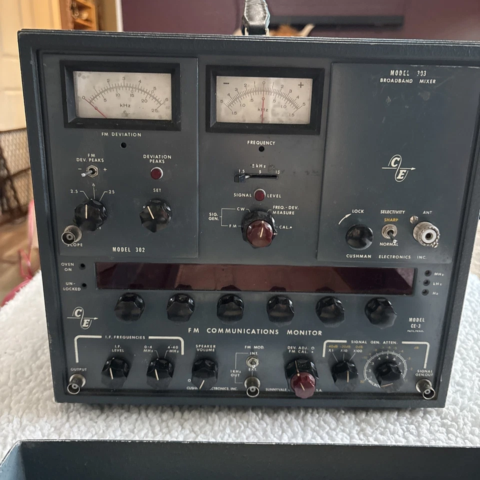 Monitor de servicio Cushman CE3 con mezclador de banda ancha modelo 303 y desviación Fm 302 Foto 1 de 4
