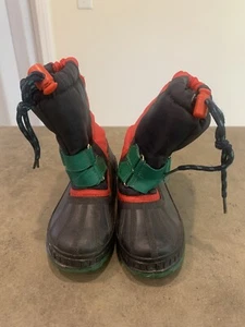 Botas de nieve de invierno Crayola aisladas negras verdes y rojas para niños talla 10 - Imagen 1 de 5