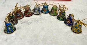 10er Set entzückende Cloisonne Weihnachtsschmuck Mini Glocken 1,5" hoch - Bild 1 von 10