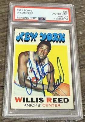 Willis Reed New York Knicks 1971 Topps HOF #30 Signed PSA 7 Near Mint Auto - Image 1 of 2