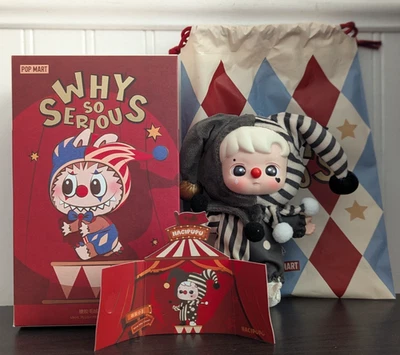 Pingente de Pelúcia Pop Mart POR QUE TÃO SÉRIO - PALHAÇO PRATA NÉVOA HACIPUU - Imagem 1 de 4