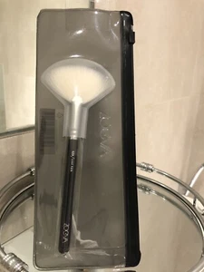 ZOEVA Luxe Fan Brush 129 Make Up Brush - Brand New! - Picture 1 of 5