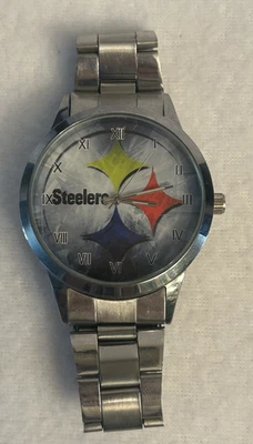 Reloj plateado de acero inoxidable con logotipo del equipo de fútbol americano Pittsburgh Steelers para hombre Foto 1 de 4