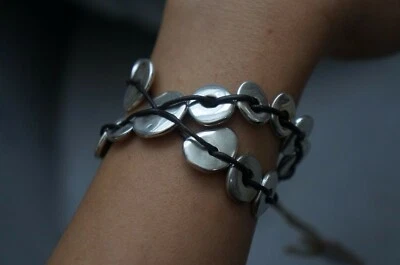 NUEVO CON ETIQUETAS Uno De 50 Disco Plata "Toca Madera" 2 Hilos Cuero Pulsera 7" Foto 1 de 4