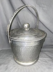 Secchiello ghiaccio vintage in alluminio martellato isolato con coperchio fiori - Foto 1 di 5