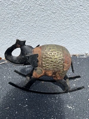 Antigua hermosa estatua de elefante pequeña de trabajo de metal tallada a mano de madera de colección Foto 1 de 4