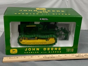 JOHN DEERE 1010 Crawler Tractor with Ripper 1:16 PLOW CITY NIB 2002 Show dust - Picture 1 of 6