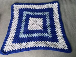 NUEVO BEBÉ NIÑO GANCHILLO A MANO Azul COCHECITO/MOISÉS CESTA/CUNA MANTA O CUBIERTA - Imagen 1 de 2