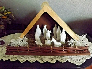 Schöne Krippe mit Figurengruppe  🎄 Krippe - Bild 1 von 2