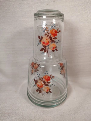 Jarra de agua de cabecera y taza rosas transparentes de vidrio con flores de transferencia de colección Foto 1 de 4