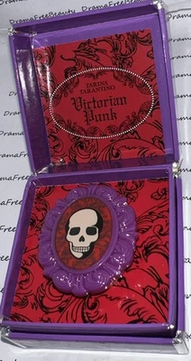 Tarina Tarantino Victoriano Punk Calavera Rojo Púrpura Camafeo Recargable Brillo Anillo Caja Foto 1 de 4