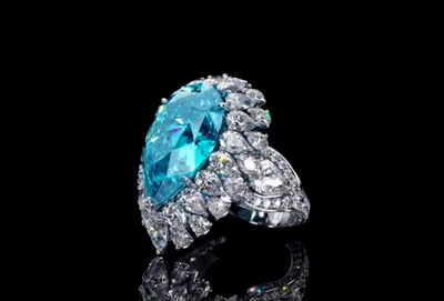 Precioso anillo de plata estilo halo con racimo de circonita cúbica transparente en forma de pera Foto 1 de 4