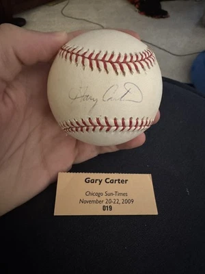 GARY CARTER AUTOGRAPHED BASEBALL slight fade - Image 1 of 3