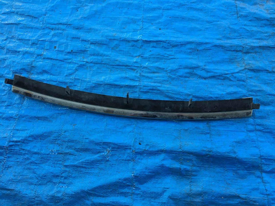 Grelha Saturn L SERIES OEM GRILL GM PRETA CROMADA L200 L300 200 300 INSERÇÃO FRONTAL - Imagem 1 de 1