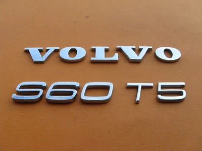 11 12 13 VOLVO S60 T5 TAPA MALETERO TRASERO CROMO EMBLEMA LOGOTIPO INSIGNIA SIGNO USADO A33647 Foto 1 de 4