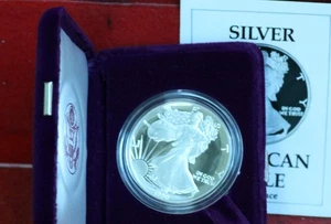Uncirculated 1990 Philadelphia Mint American Eagle Silver One Dollar - Picture 1 of 2