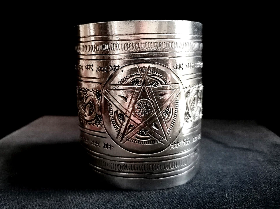 SPETTACOLARE ANTICO BRACCIALE BERBERO A POLSINO IN ARGENTO FINEMENTE CESELLATO. - Immagine 1 di 4