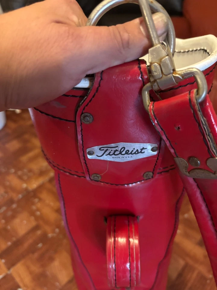 1970 复古经典 Titleist 红色/白色人造皮革高尔夫包 — 第 1/4 张图片