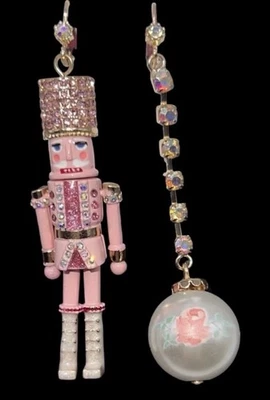 Pendientes Betsey Johnson Colgantes Rosa Cascanueces Mis Match Vacaciones Estrás Nuevos Foto 1 de 4