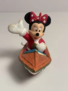 Vintage Disney Minnie Mouse im Schnellboot Weihnachtsschmuck, 4" lang mal 3" hoch - Bild 1 von 10