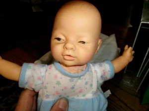 Muñeca bebé recién nacido de 10" con manta - Imagen 1 de 5