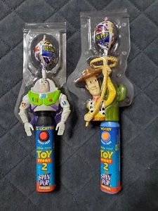 Juego de 2 caramelos Toy Story 2 Buzz Light Year y Woody Spin Pop raros sin usar - Imagen 1 de 6