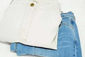 Dos pares de pantalones vaqueros Levis corte bota Christopher & Banks caqui mezclilla talla 10 Usado en excelente condición - Imagen 1 de 8