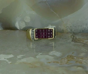 Anillo de alianza de boda de 2 quilates con rubí simulado de corte princesa para hombre enchapado en oro amarillo de 14 k - Imagen 1 de 9