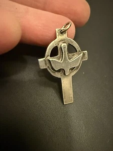 Hermosa medalla colgante vintage de plata esterlina con cruz religiosa y espíritu Santo - Imagen 1 de 10