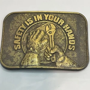 Sicherheit liegt in Ihren Händen Messing Gürtelschnalle 3,5”x2,5” - Bild 1 von 3