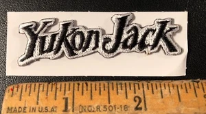 "Parche con logotipo bordado licor destilería de whisky Yukon Jack 2,5"" x 1,5""" - Imagen 1 de 1