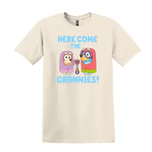 Gildan strapazierfähiges Baumwoll T-Shirt S-XL-Here Come the Grannies-Bluey-Cartoon-Geschenk - Bild 1 von 6
