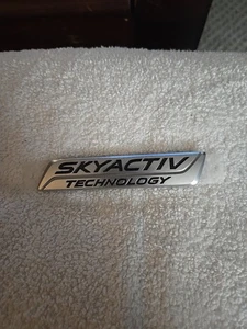 Emblema de tecnología Mazda SkyActiv - Imagen 1 de 2