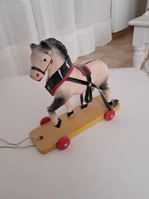 Joli cheval jouet ancien à roulettes - Photo 1/4