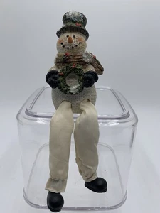 Schneemann Regal Sitter baumelnde Beine halten einen Kranz Weihnachtsdeko Winter - Bild 1 von 8