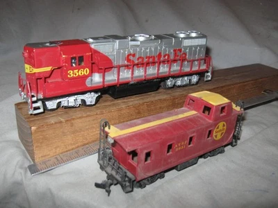 X3013 HO LIFE LIKE SANTA FE RR 3560 EMD GP38-2 DIESEL LOCO PLUS CABOOSE - Image 1 of 2