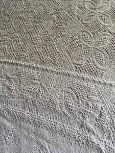 Ancien jeté de lit ou canapé en coton piqué larg 140 cm x Long 190 cm - Picture 1 of 9