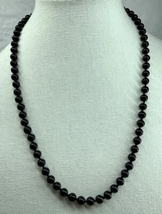 MONET klassische schwarze geknotete Perlenkette 24" Goldverschluss "patentiert" Punze Vintage - Bild 1 von 11