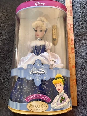 MUÑECA PORCELANA CENICIENTA COPO DE NIEVE RECUERDOS LLAVE LATÓN PRINCESA DISNEY NUEVA EN CAJA Foto 1 de 4