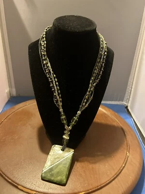 Collar de cuentas verdes de varias hebras pieza llamativa Foto 1 de 4