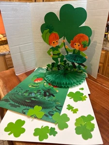 Vintage Hallmark St. Patrick’s Day Die Cut Honeycomb Centerpiece Irish Couple - Bild 1 von 7