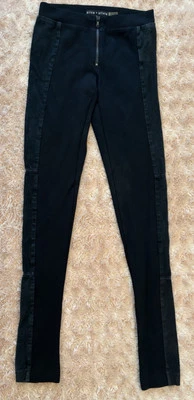 Leggings ajustados negros con cremallera frontal Alice + Olivia con detalle lateral de cuero talla 0 Foto 1 de 4