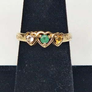 Anillo de banda redondo de oro amarillo de 10 quilates con tres joyas esmeralda para mamá día de la madre talla 7-1/2 - Imagen 1 de 22