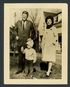 VTG PRESS PHOTO / PRESIDENT ELECT JOHN F KENNEDY, JACKIE + DAUGHTER / 1960  RARE - Picture 1 of 2