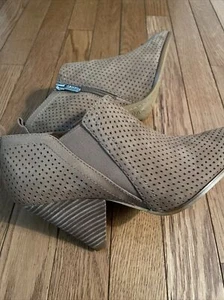 Sarto Franco Sarto Newbury 3 Damen-Stiefeletten Größe 8 perforierter Kegelabsatz 3,5” - Bild 1 von 6