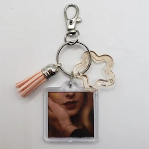 Llavero hecho a mano de doble cara con el único "Casual Kisser" de Mckenna Grace - Imagen 1 de 4